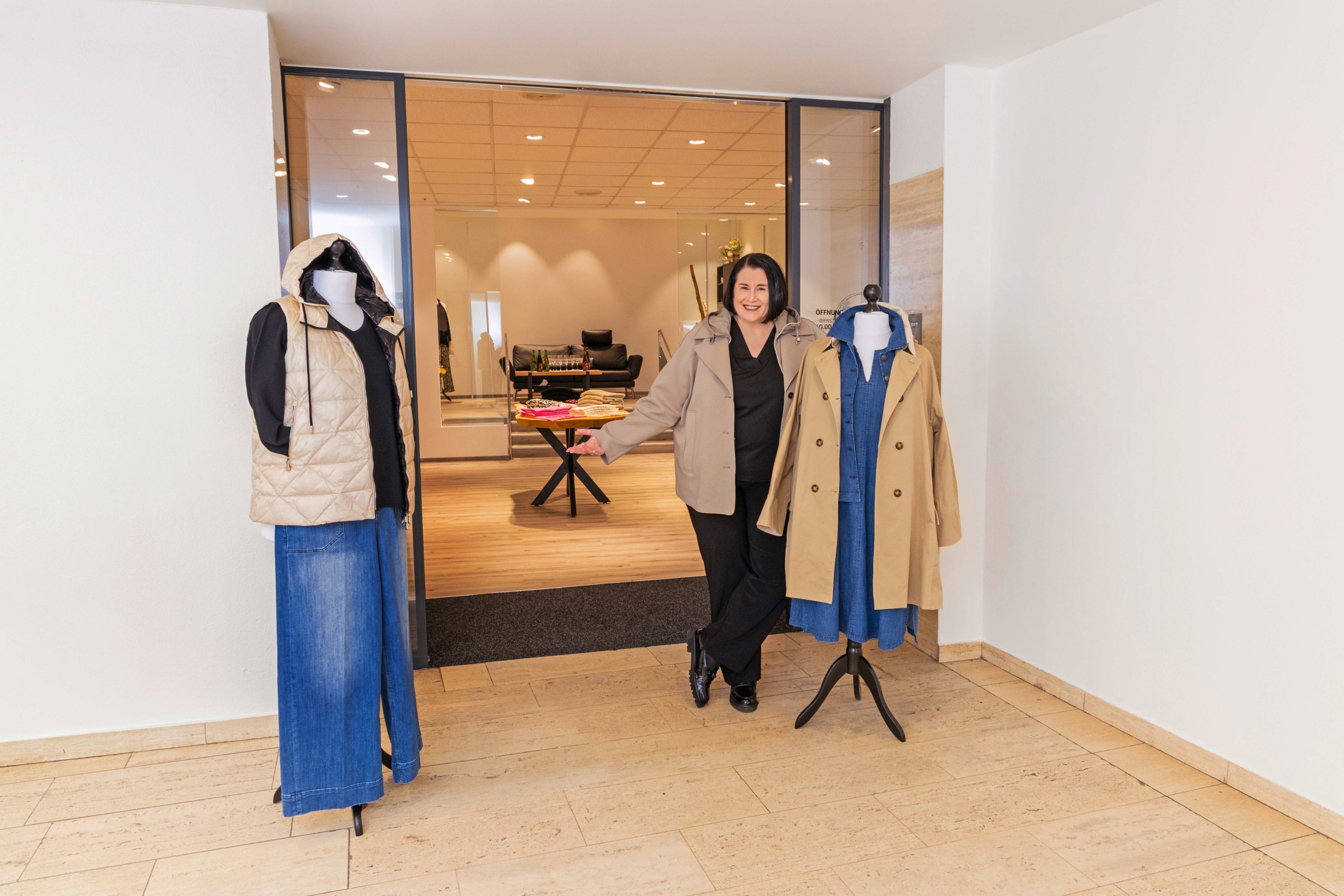 Inhaberin Karin Kreuzer vor ihrem Modegeschäft Poysdorf