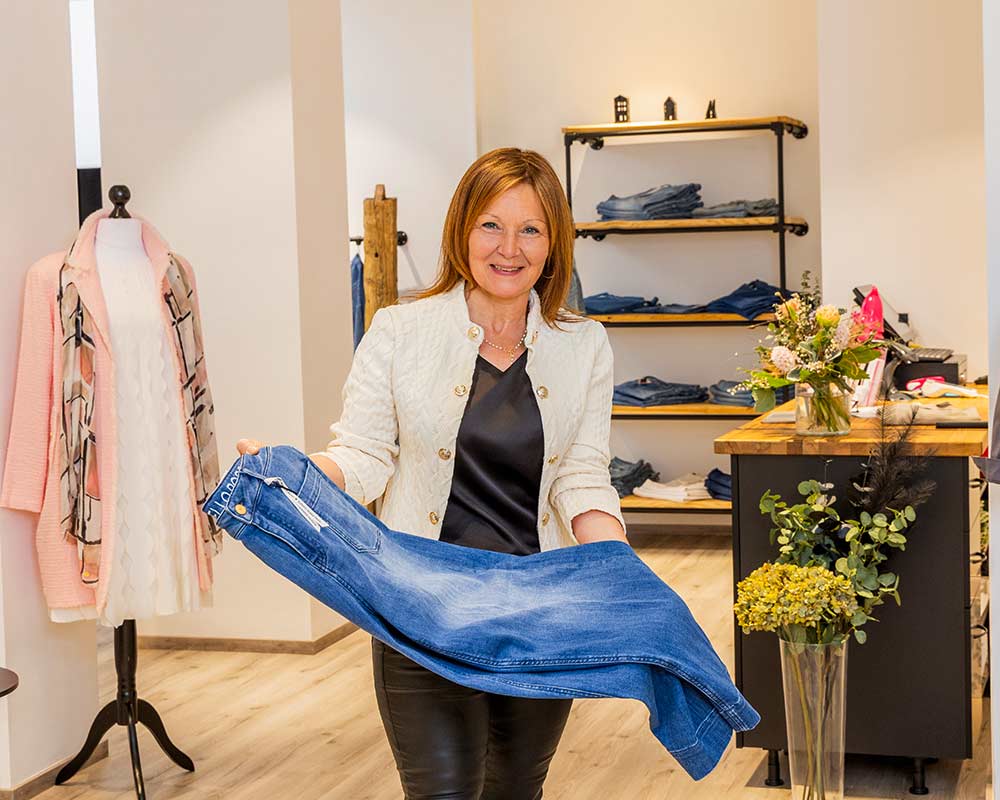 Markenmode in großen Größen 40–52, Blusen rot Muster im großzügigen Store in Poysdorf