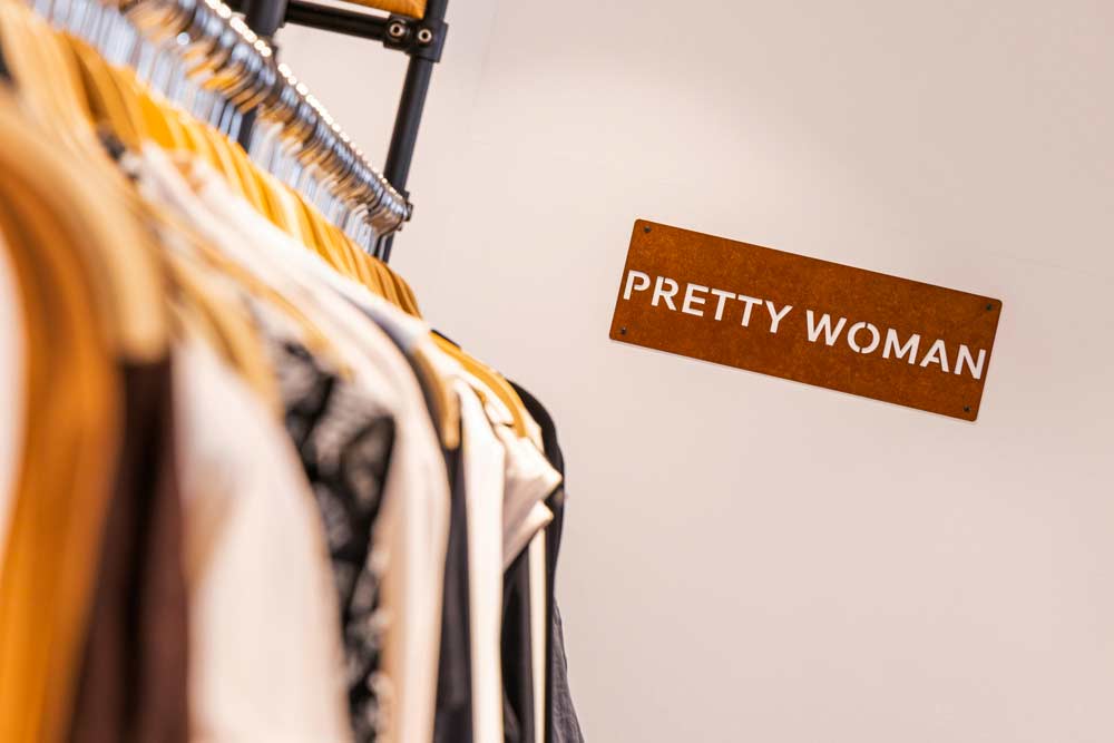 Damenmode in den Größen 40–52, T-Shirts in weiß, schwarz, grau bei pretty woman +size in Poysdorf