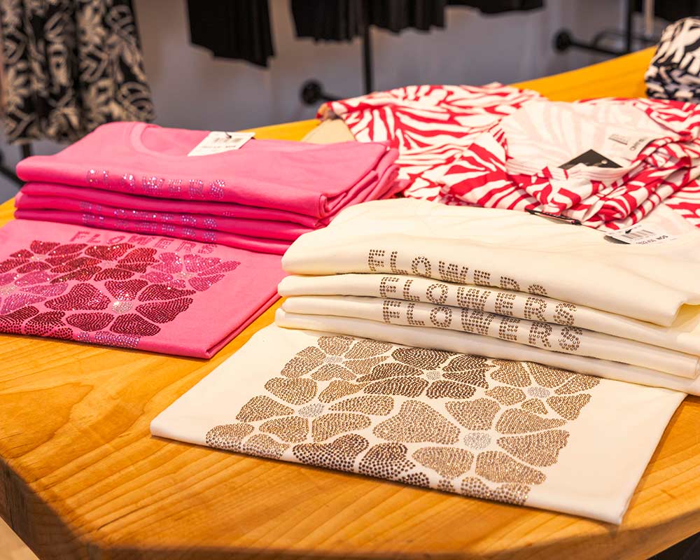 Markenmode beispielsweise in Größe 46, Größe 48, in Größe 50, in Größe 52 im Weinviertel bei pretty woman +size